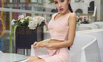 AISS爱丝(黄金版) - 看索菲在滑板上的造型，心想，这套写真图包怎么油盐不进，咂摸半天！