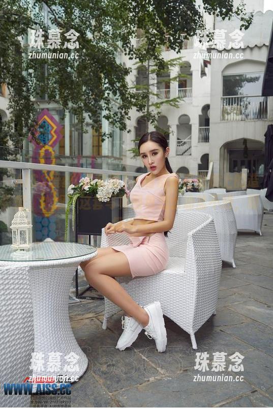 AISS爱丝(黄金版) - 看索菲在滑板上的造型，心想，这套写真图包怎么油盐不进，咂摸半天！
