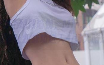 坐在沙发上想做瑜伽，Min.E(민이)的定制写真让我成功进入一场大脑运动