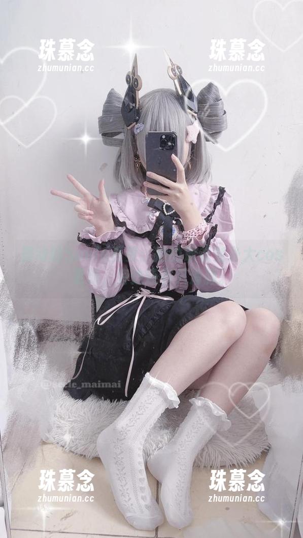 舞动的Seele麦麦：她的泳衣变身大cos更新，旁边还有只海豚。
