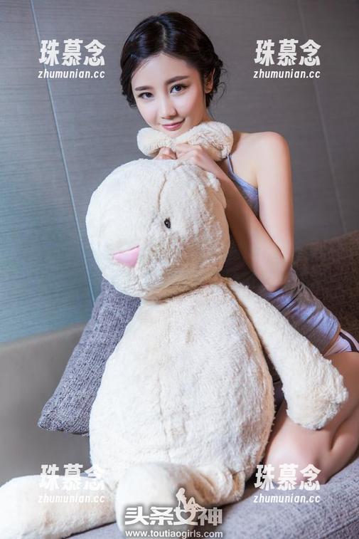 TouTiao头条女神-果儿Victoria TouTiao头条女神 - 果儿Victoria的比基尼写真,水边凉意和恰到好处的闪避