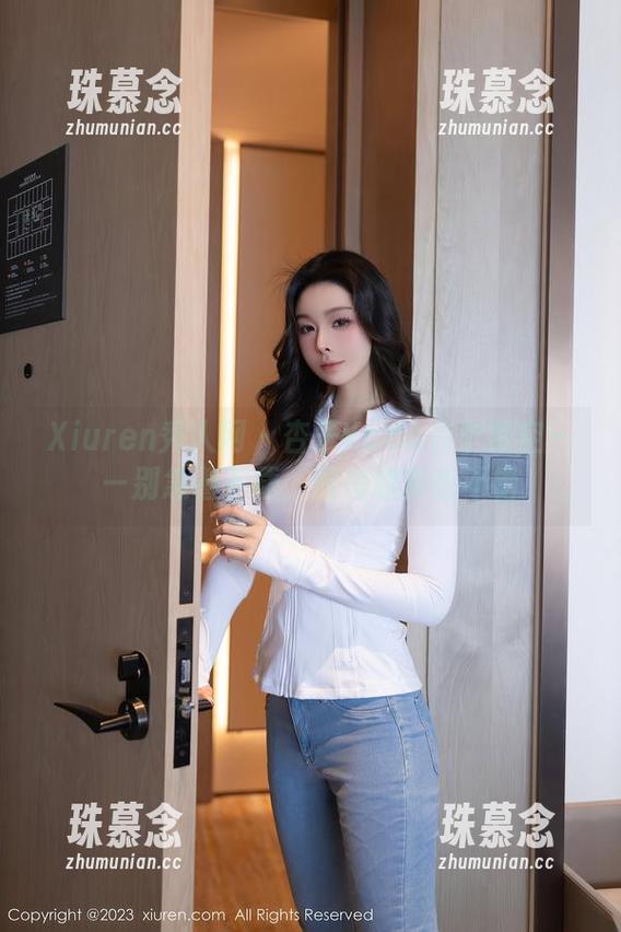 Xiuren秀人网 - 杏子Yada有个镂空——别急着下载，慢慢欣赏也不错