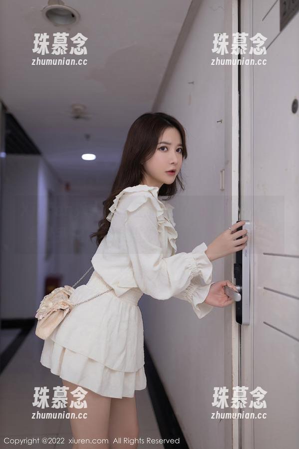 Xiuren秀人网 - 王馨瑶yanni的婚纱写真让我想：到底婚纱该不该这么好看？