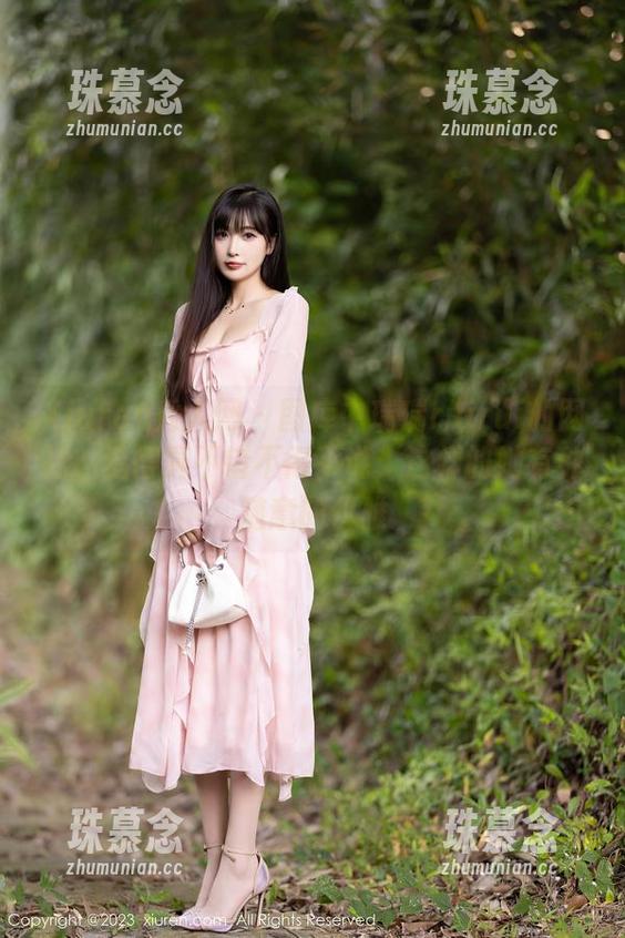 Xiuren秀人网-瑞瑞ruirui Xiuren秀人网 - 图库中瑞瑞ruirui的网袜,选得真不错不得不说,这样的她有种随意的优雅