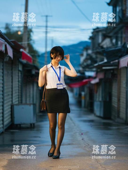“nagesa魔物喵”的艾米莉亚就是这种明艳动人，适合墙上的美图。