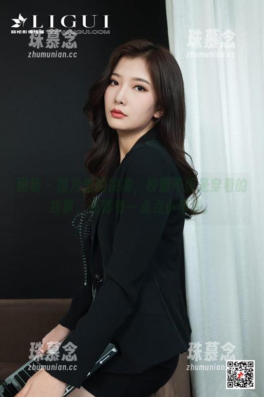 丽柜 - 图片里的凌凌，校服不仅是穿着的故事，还真有一点点小叛逆。