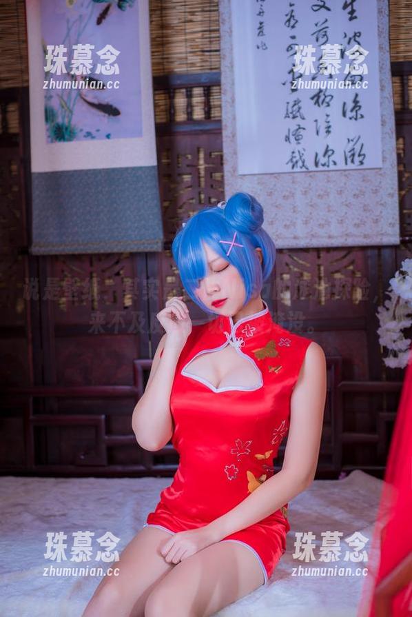 说是壁纸，其实是二佐Nisa的泳池探险，来不及反应一切已被淹没。