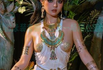云溪溪的泳装套图，像是一场精心策划的玩水派对