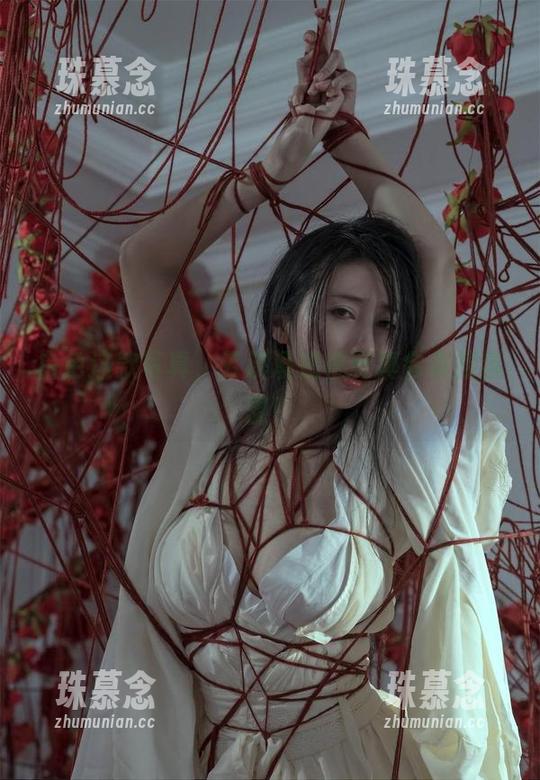 白色这款写真，云溪溪奶桃可真会拿捏氛围！