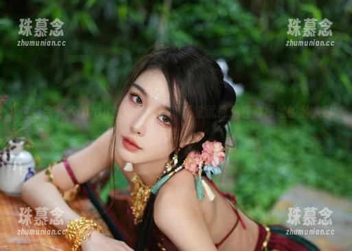 余多多Dudu 这组余多多Dudu的短裙美图,感觉就像是在窥探她的私人时光。
