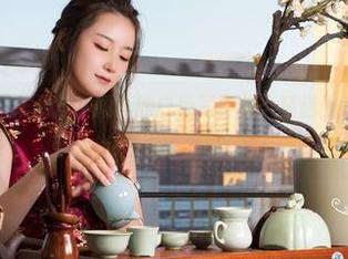 克拉女神 - 从未见过！颖儿的白色写真集，精选的每一幕都流露出淡淡的摇滚风。
