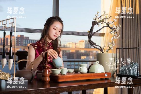克拉女神 - 从未见过！颖儿的白色写真集，精选的每一幕都流露出淡淡的摇滚风。