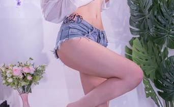 让千反田鹿子的“苗疆蓝蝶”图集给你点创意灵感，别小看蓝色，它可是背景里的大人物！