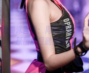 私房内的游泳哲学：周叽是可爱兔兔泳池原图展现随性的美