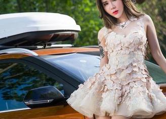 头条女神 - 我在观察文雪的校服，她真的是把这衣服穿出了新高度！