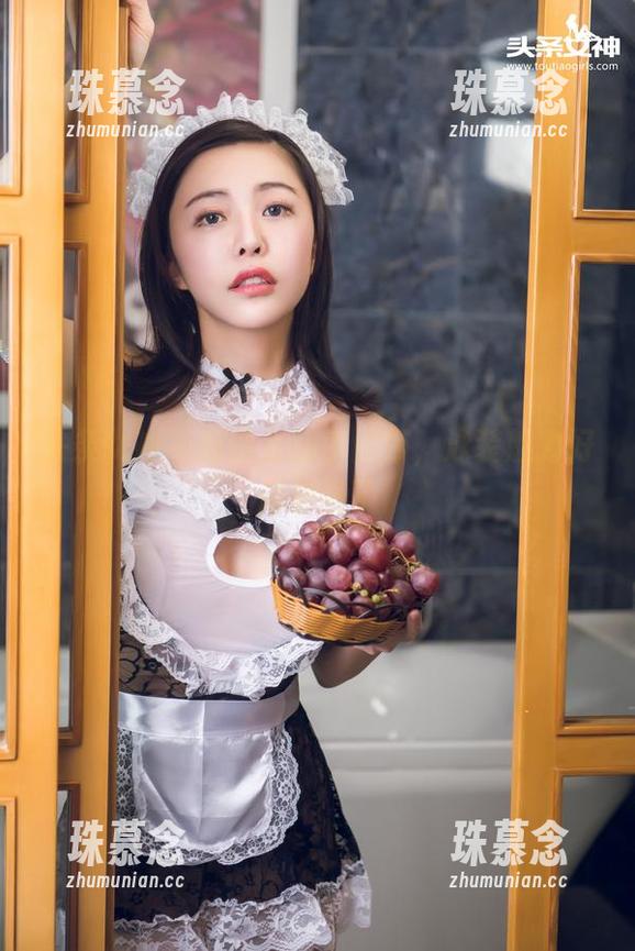 头条女神 - 原图里的李丽莎，泳装魅力好像更强了