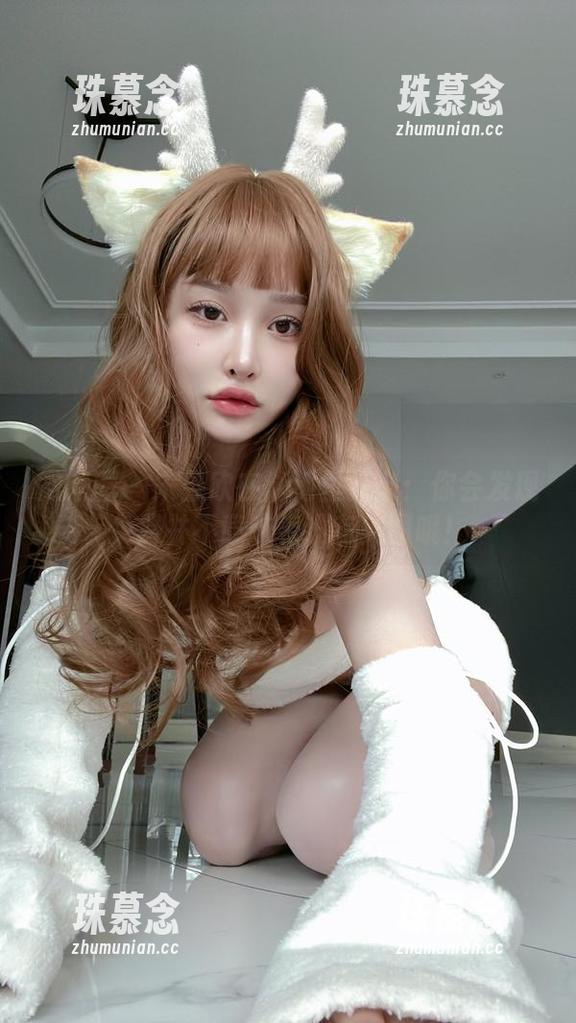 宋昱欣 微密圈 - 宋昱欣在泳池里打卡:你会发现免费并不意味着没有美图哦!