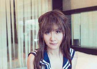 尤果网 - 欣杨Kitty的泳池戏水图，高清到可以看到我满脸的嫉妒，马上下载图包自我安慰！