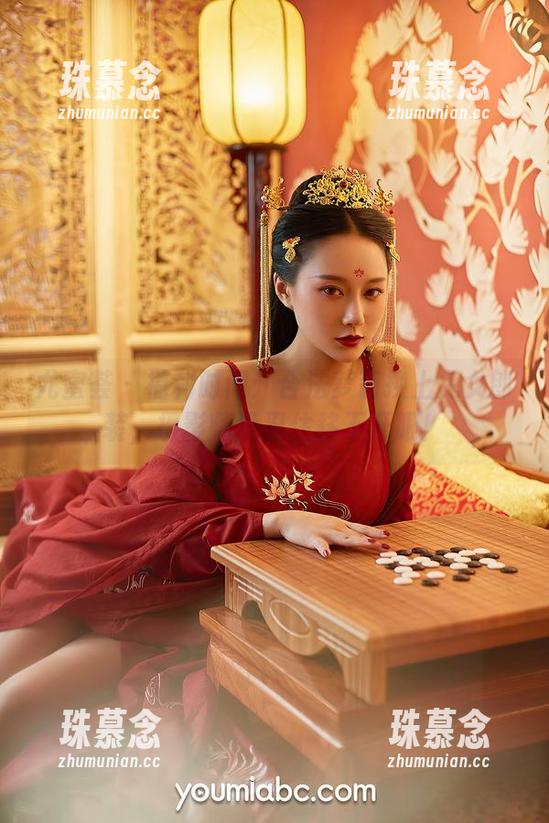 尤蜜荟 - 福利时间：合法萝莉换上兔女郎装，摄影师没忍住移不开眼！