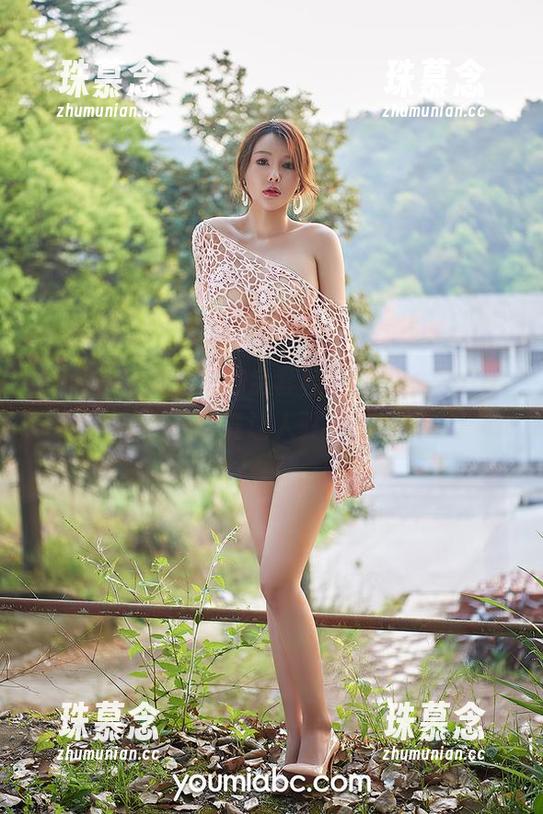 尤蜜荟 - 周波儿的全套校服，原图里的小细节竟让人驻足。