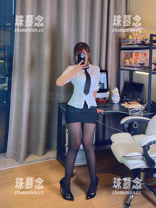 微密圈 - 张思允nice的私拍图集：油光闪闪的黑丝，莫名让人想多看几眼。