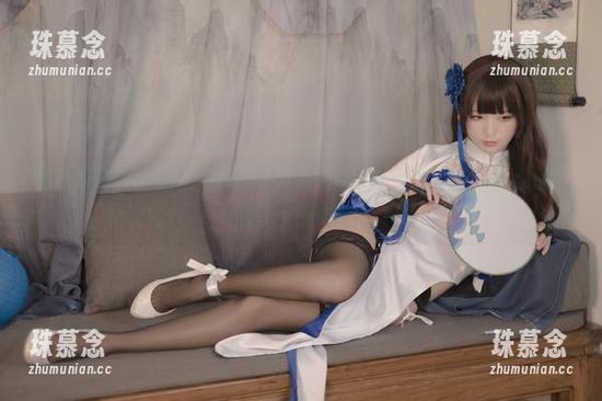制服写真新鲜出炉，星野saori毫不避讳——说实话，图里似乎就缺一杯奶茶？