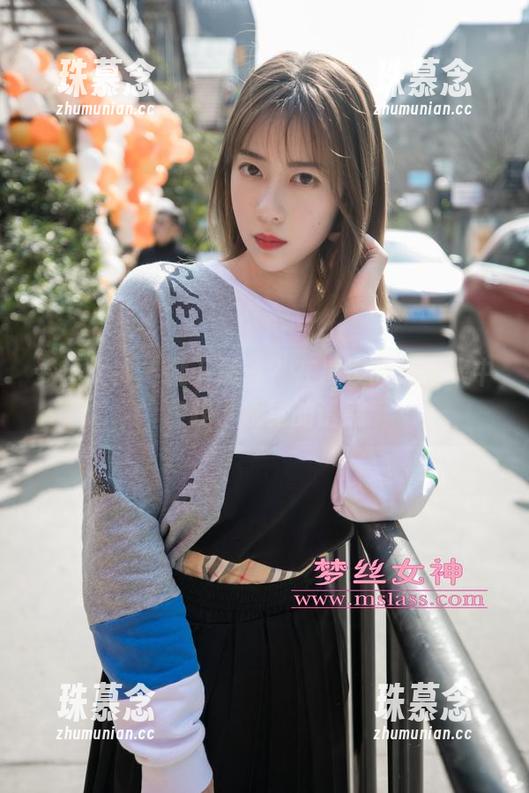 梦丝女神 - 靴下黑丝？在凌凌的新图集中实践了视觉的诱惑