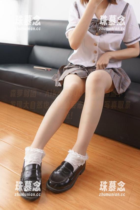 森萝财团 - Aika在80D白丝体操服下，发现大自然也爱她的姿态：观看写真取景点！