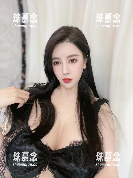 猪小七 微密圈 - 对,猪小七在这里在线,图片里有种想让人捏一把的可爱感。