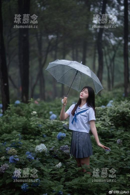 在图库的余晖中，秋山AkI的女仆以一种不经意的姿态向你招手，快点下载吧！