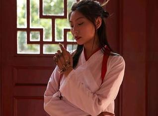 蜜桃社 - 天台美图大放送：真希有意无意的侧颜杀