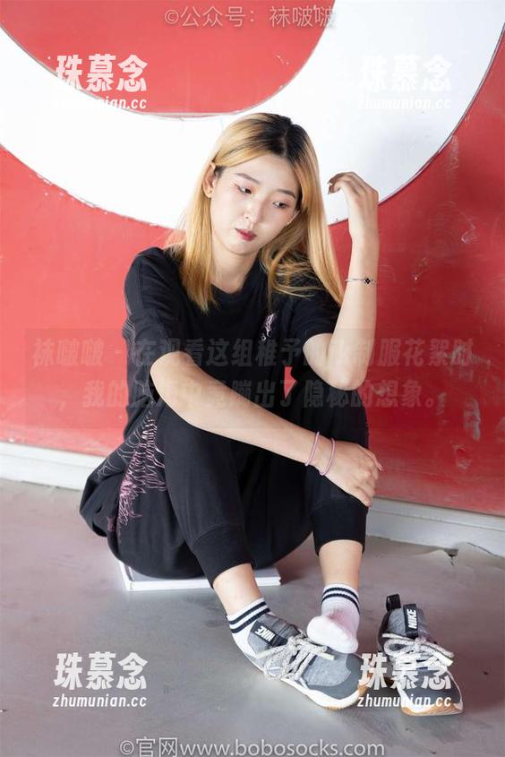袜啵啵-稚予 袜啵啵 - 在观看这组稚予的jk制服花絮时,我的脑海中竟蹦出了隐秘的想象。