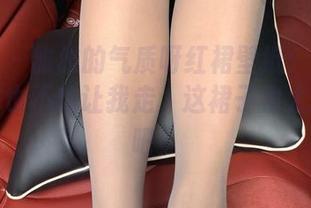 微密圈 - 雅雅的气质呀红裙壁纸:我不想走,你也不想让我走,这裙子也太抗拒了吧!