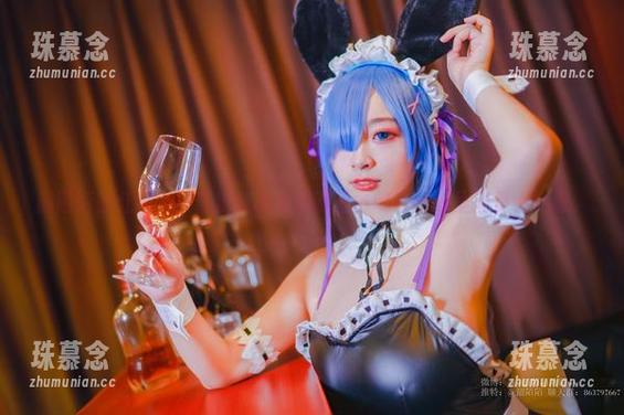 韶陌陌的红裙，打算把我诱惑到哪里去呢？cos里满是小心思。