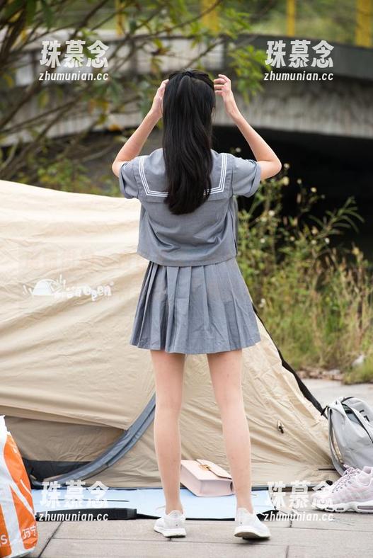 魔镜街拍-婷婷 魔镜街拍 - 白色吊带,一脚黑丝,婷婷打包了所有美丽,下载记得点名!