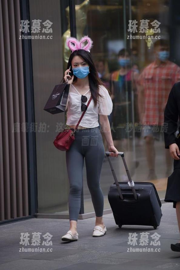 魔镜街拍：这牛仔热裤让人一秒脑补私房画面